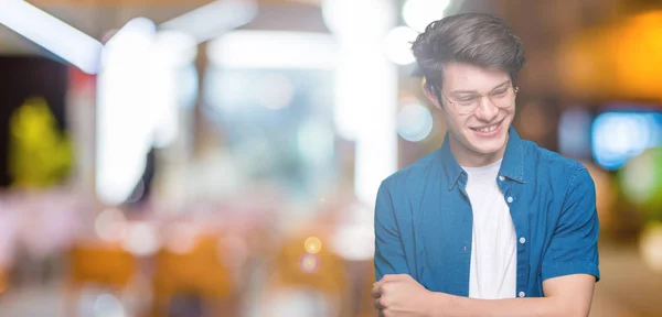 Joven Hombre Guapo Con Gafas Sobre Fondo Aislado Cara Feliz — Foto de Stock