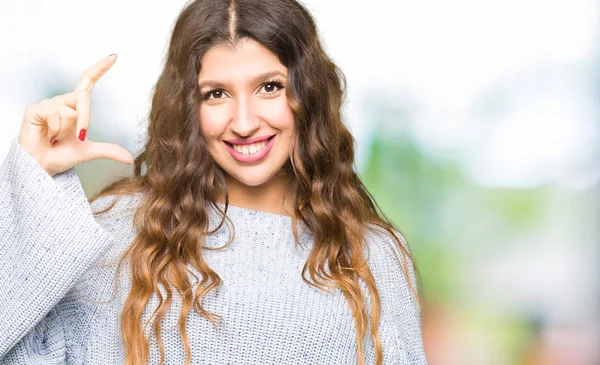 Mujer Hermosa Joven Vistiendo Suéter Invierno Sonriente Seguro Gesto Con — Foto de Stock