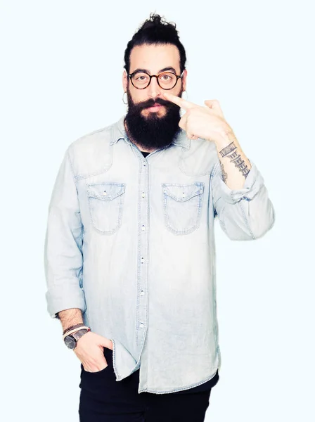 Jeune Homme Hipster Aux Cheveux Longs Barbe Portant Des Lunettes — Photo