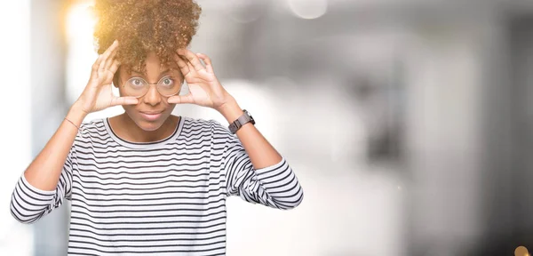Linda Jovem Afro Americana Vestindo Óculos Sobre Fundo Isolado Tentando — Fotografia de Stock