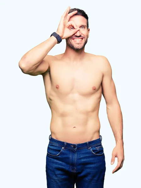 Hombre Guapo Sin Camisa Mostrando Pecho Desnudo Haciendo Buen Gesto —  Fotos de Stock