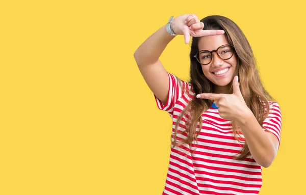 Jovem Bela Mulher Morena Vestindo Óculos Listras Shirt Sobre Fundo — Fotografia de Stock