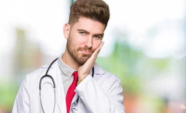 Joven Médico Guapo Con Abrigo Médico Pensando Que Cansado Aburrido — Foto de Stock