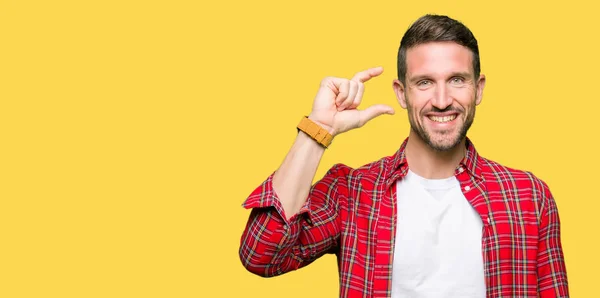 Bonito Homem Vestindo Camisa Casual Sorrindo Gestos Confiantes Com Mão — Fotografia de Stock