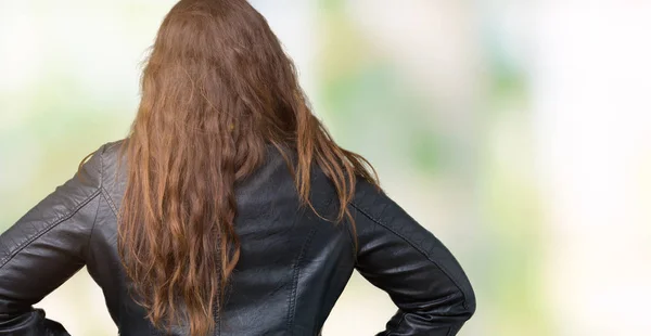 Schöne Size Junge Frau Die Eine Modische Lederjacke Über Isoliertem — Stockfoto