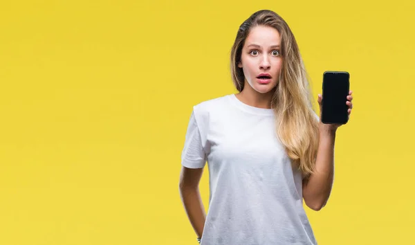 Jovem Bela Mulher Loira Mostrando Tela Smartphone Sobre Fundo Isolado — Fotografia de Stock