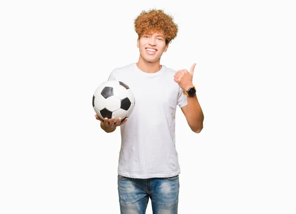 Молодий Красивий Чоловік Тримає Футбольний Щасливий Великою Посмішкою Робить Знак — стокове фото