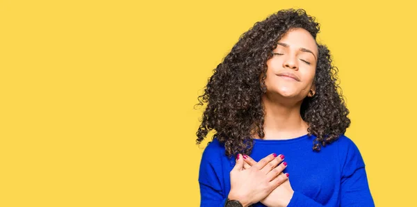 Giovane Bella Donna Con Capelli Ricci Indossa Maglione Invernale Sorridente — Foto Stock