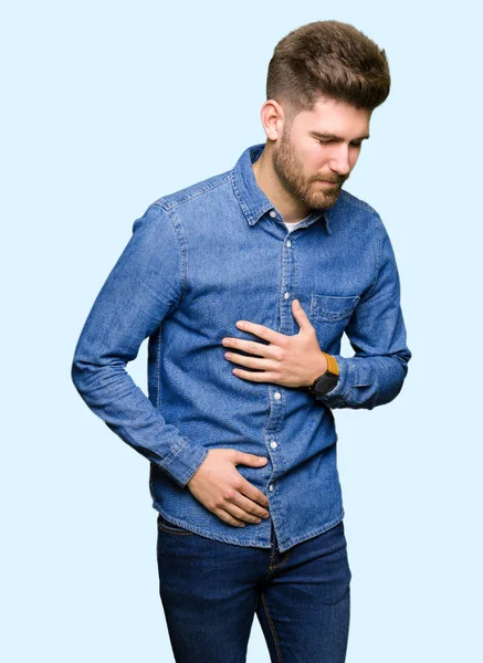 Homem Loiro Bonito Jovem Vestindo Camisa Jeans Casual Com Mão — Fotografia de Stock