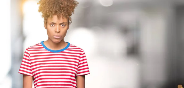 懐疑的な孤立の背景と問題のため神経 しかめっ面の動揺を美しい若いアフリカ系アメリカ人女性 否定的な人 — ストック写真