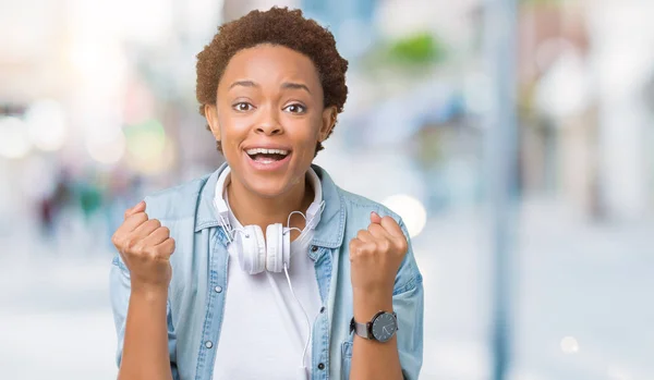 Unga Afroamerikanska Kvinnan Bär Hörlurar Över Isolerade Bakgrund Mycket Glad — Stockfoto