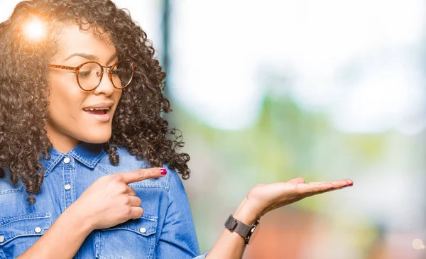 Mooie Jongedame Met Krullend Haar Bril Verbaasd Lachend Naar Camera — Stockfoto