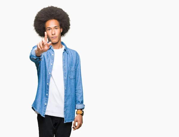 指を上にして怒っている表現を指すアフロの髪の若いアフリカ系アメリカ人の男性 — ストック写真