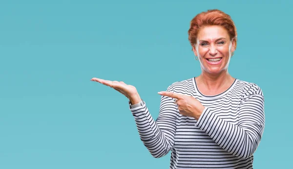 Mulher Ruiva Caucasiana Sênior Atrativa Sobre Fundo Isolado Espantado Sorrindo — Fotografia de Stock