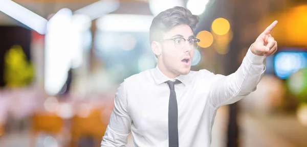 Ung Affärs Man Bär Glasögon Över Isolerad Bakgrund Pekande Med — Stockfoto