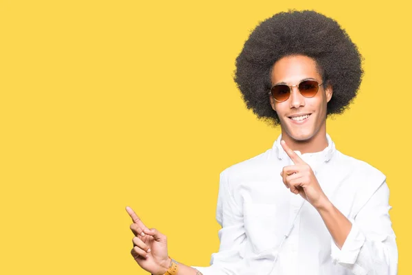 Young African American Man Afro Hair Wearing Sunglasses Headphones Smiling — Stock Photo, Image