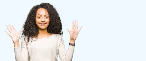 Junges Schönes Mädchen Mit Lockigem Haar Trägt Lässigen Pullover Zeigt — Stockfoto