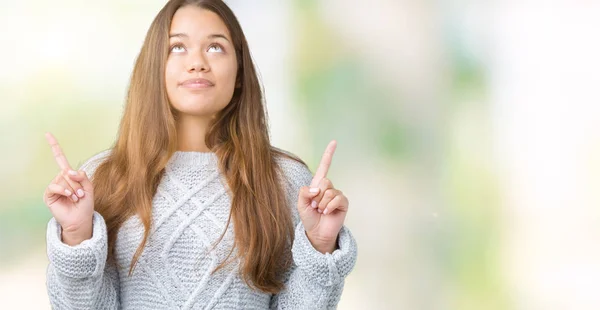 Joven Mujer Morena Hermosa Usando Suéter Sobre Fondo Aislado Asombrado —  Fotos de Stock