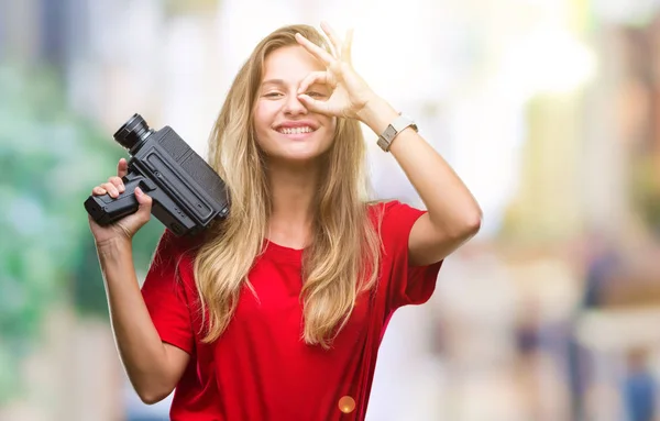 Giovane Bella Donna Bionda Riprese Utilizzando Fotocamera Vintage Sfondo Isolato — Foto Stock