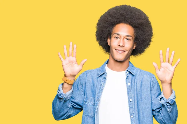 非洲青年美国男子与非洲头发显示和指向用手指十 同时微笑着自信和快乐 — 图库照片