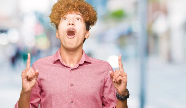 Young Handsome Business Man Afro Hair Amazed Surprised Looking Pointing — Stock Photo, Image