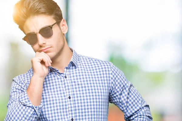 Junger Gutaussehender Mann Mit Sonnenbrille Über Isoliertem Hintergrund Die Hand — Stockfoto