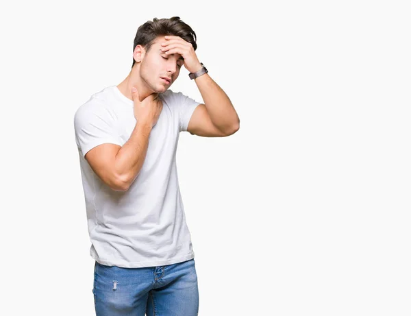 Jovem Bonito Homem Vestindo Branco Shirt Sobre Isolado Fundo Testa — Fotografia de Stock