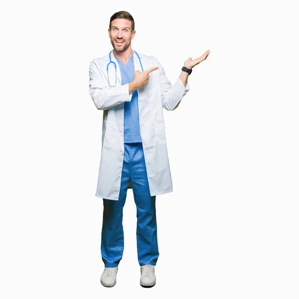 Knappe Dokter Man Medische Uniform Dragen Geïsoleerde Achtergrond Verbaasd Lachend — Stockfoto