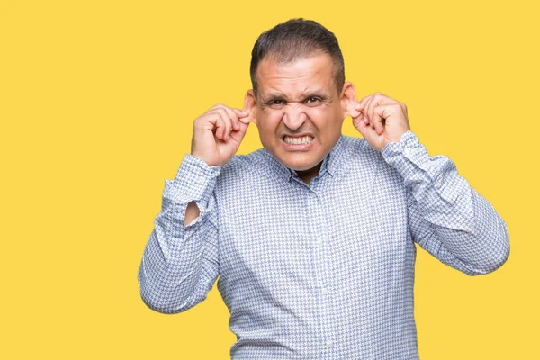 Арабський Бізнесмен Середнього Віку Над Ізольованим Тлом Покриває Вуха Пальцями — стокове фото