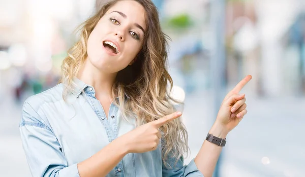 Hermosa Joven Rubia Sobre Fondo Aislado Sonriendo Mirando Cámara Apuntando — Foto de Stock