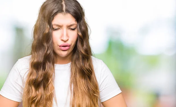 Ung Vacker Kvinna Som Bär Casual Vit Shirt Med Handen — Stockfoto