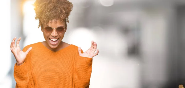 Gyönyörű Fiatal Afro Amerikai Mint Napszemüveget Visel Elszigetelt Háttér Őrült — Stock Fotó