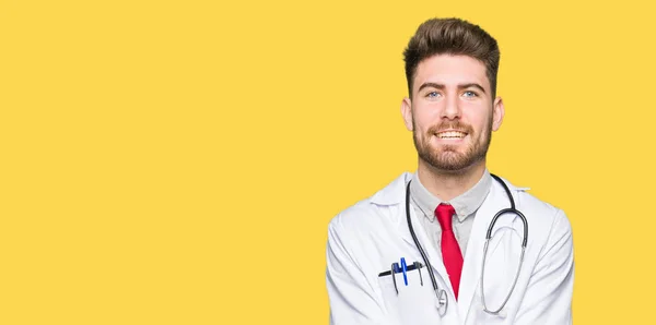 Молодий Красивий Лікар Чоловік Медичному Пальто Усміхаючись Руками Долоні Разом — стокове фото