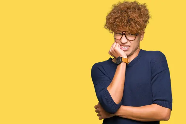 Homem Bonito Jovem Com Afro Vestindo Óculos Olhando Estressado Nervoso — Fotografia de Stock