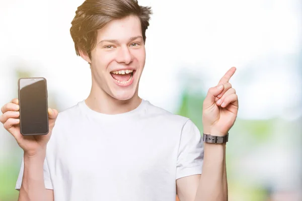 Joven Mostrando Pantalla Del Teléfono Inteligente Sobre Fondo Aislado Muy —  Fotos de Stock