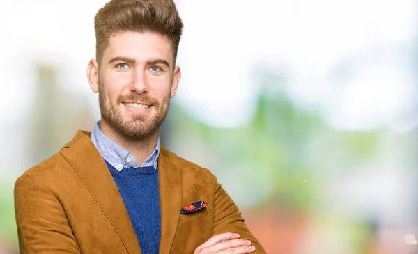 Junger Gutaussehender Geschäftsmann Mit Glücklichem Gesicht Und Verschränkten Armen Der — Stockfoto