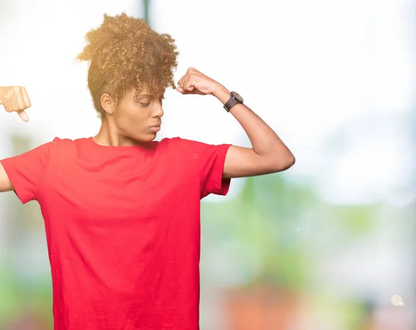 Linda Jovem Afro Americana Sobre Fundo Isolado Mostrando Músculos Braços — Fotografia de Stock
