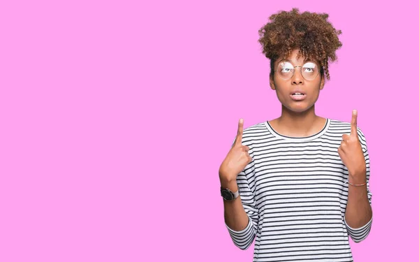 Beautiful Young African American Woman Wearing Glasses Isolated Background Amazed — Stock Photo, Image