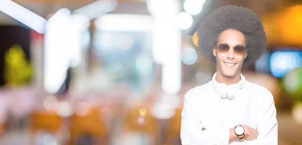 Νέος Αφρικανός Αμερικανός Άντρας Άφρο Μαλλιά Φορώντας Γυαλιά Ηλίου Και — Φωτογραφία Αρχείου