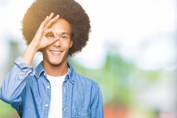 Junger Afrikanisch Amerikanischer Mann Mit Afro Haaren Macht Geste Mit — Stockfoto