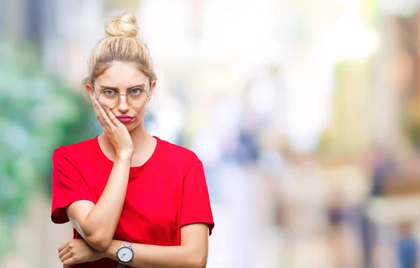Unga Vackra Blonda Kvinnan Klädd Röd Shirt Och Glasögon Över — Stockfoto