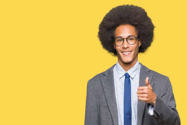 Unga Afroamerikanska Affärsman Med Afro Hår Glasögon Gör Glad Tummen — Stockfoto
