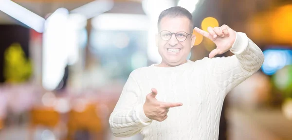 Medelåldern Arabiska Mannen Bär Glasögon Över Isolerade Bakgrund Leende Gör — Stockfoto