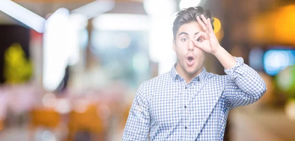 Jovem Homem Negócios Bonito Sobre Fundo Isolado Fazendo Gesto Chocado — Fotografia de Stock