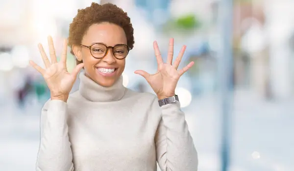 Unga Vackra Afroamerikanska Kvinnan Bär Glasögon Över Isolerade Bakgrund Visar — Stockfoto