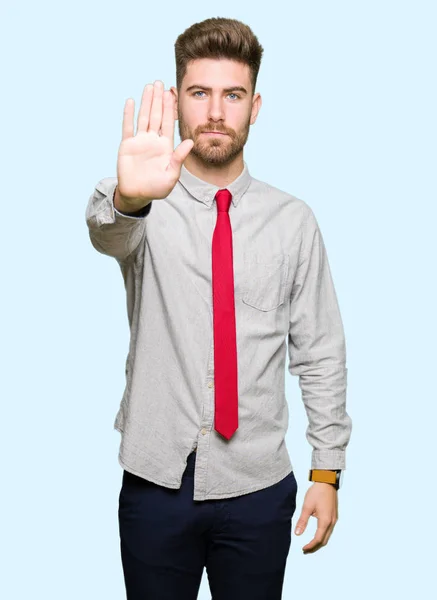 Młody Przystojny Biznes Człowiek Robi Stop Śpiewać Dłoni Ostrzeżenie Wyrażenie — Zdjęcie stockowe