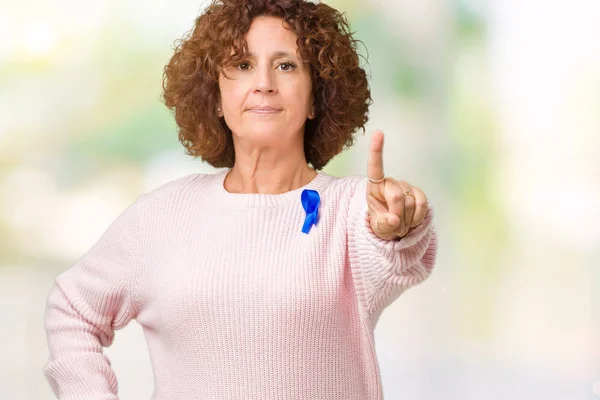 Midterste Ager Senior Kvinde Iført Foranderlige Blå Farve Bånd Bevidsthed - Stock-foto