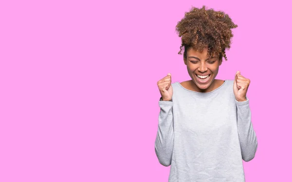 Mooie Jonge Afro Amerikaanse Vrouw Geïsoleerde Achtergrond Enthousiast Voor Succes — Stockfoto