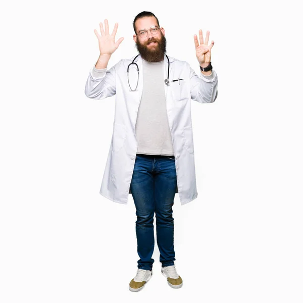 Genç Sarışın Doktor Adam Sakal Giyen Tıbbi Ceket Gösteren Parmak — Stok fotoğraf