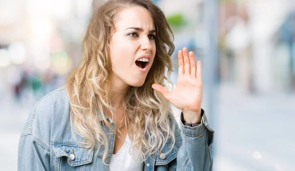 Beautiful Young Blonde Woman Wearing Denim Jacket Isolated Background Shouting — Stock Photo, Image